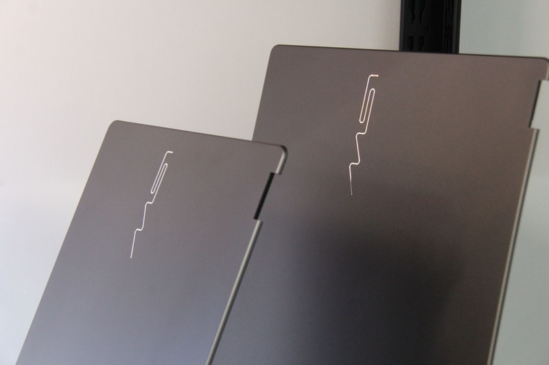 ゲーミング感の薄いスタイリッシュなロゴが刻印された天板