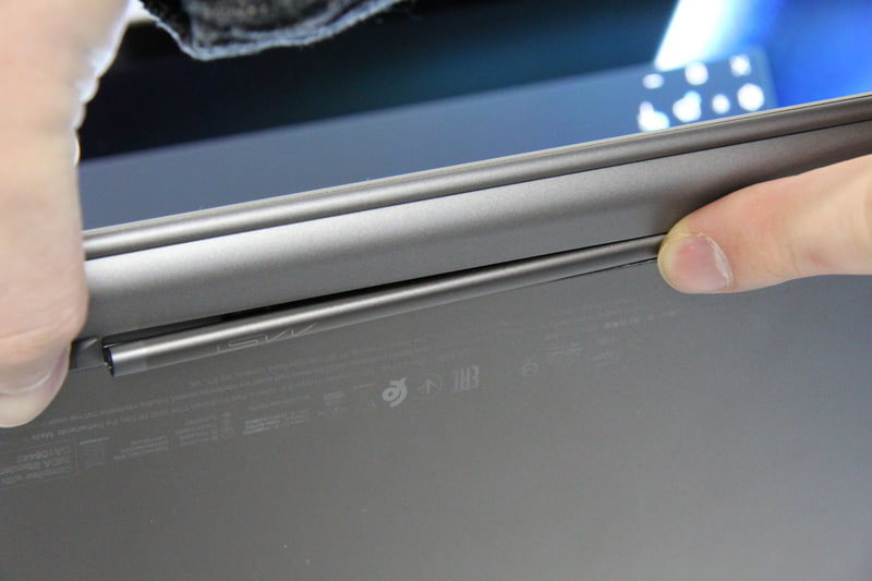 ゴム脚と高さが合うよう作られた収納スペースにすっぽりと収まる