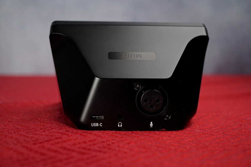 端子類は、USB Type-C、XLR、3.5mm音声出力のみ。その上の「Mute」というところはタッチ式のミュートスイッチ