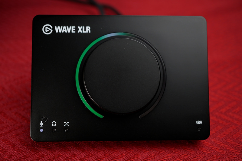 ダイヤルを押すとモードが変わる。マイク入力レベルについては、緑色でレベルがリアルタイム表示される。白いイヤフォン出力レベルも同時に表示される