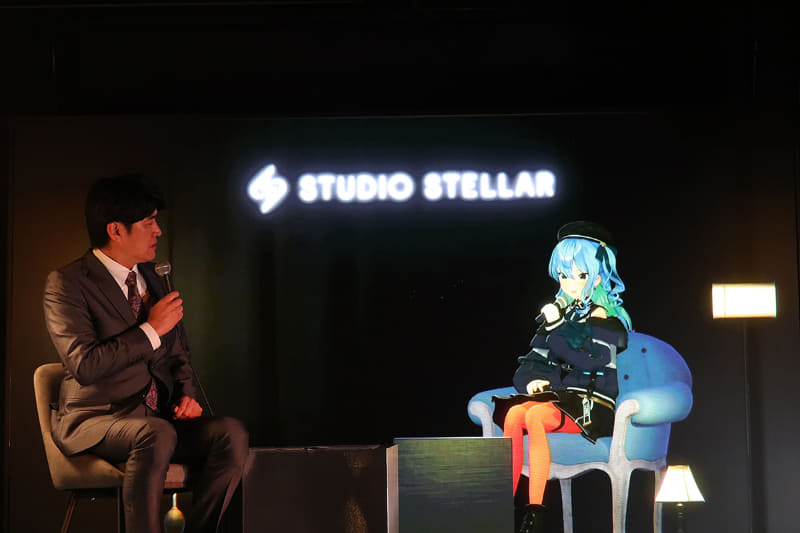 藤井貴彦さん(左)と星街すいせいさん(右) © Studio STELLAR © COVER