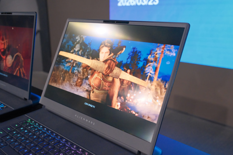 16型の2モデルでは非光沢の有機ELディスプレイを搭載