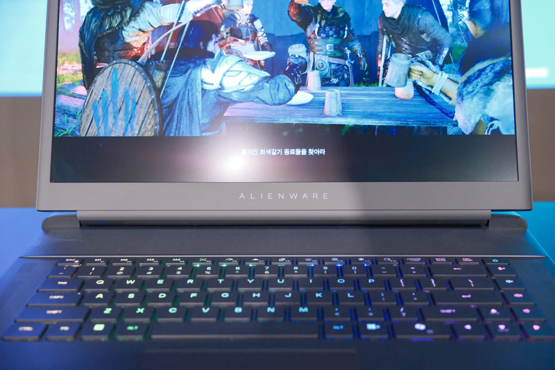 ヒンジがほとんど見えないゼロヒンジデザインも採用