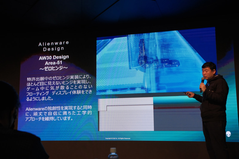 ヒンジがほとんど見えないゼロヒンジデザインも採用