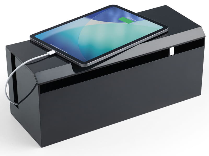 側面にスリットを備え、ケーブルを出すこともできる