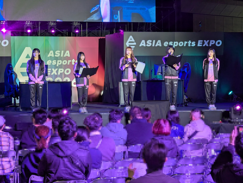 オープニングでは、今回の「ASIA esports EXPO 2026」の公式サポーターを務める、SKE48の現役メンバー7名による女性eスポーツチーム「amshy(アムシー)」のメンバーが登場