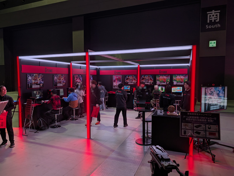 マウスコンピューターのブース。赤色基調のライティングの中、同社ゲーミングPC G TUNEが複数設置され、大会使用タイトルの多くが試遊できる状態となっていた