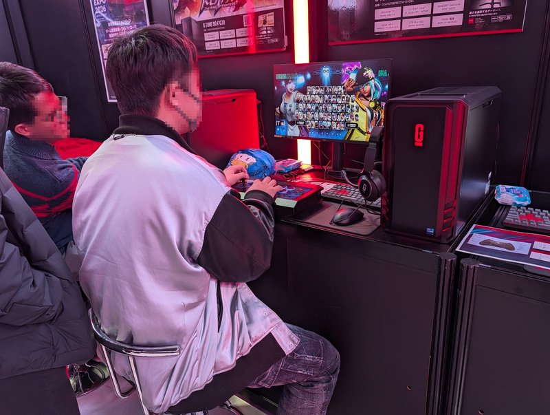 「THE KING OF FIGHTERS XV」の試遊台にはブラックカラーの「G TUNE DG-I7G70」を使用。ハイエンドのCore i7を搭載しており、高パフォーマンスの1台だ