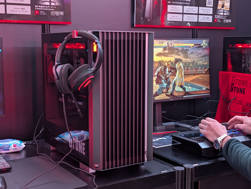 「鉄拳8」の試遊台にはGPUにGeForce RTX 5080を搭載する「G TUNE FG-A7G80」を使用。ブラックカラーのミドルタワーがクールで、ハイエンドのRyzen 7も採用しており魅力の1台だ