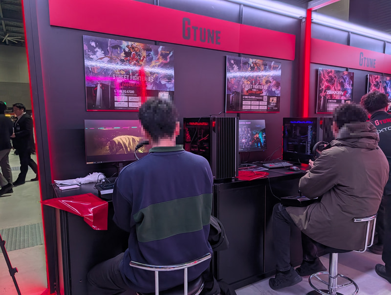 PC本体だけでなく、アーケードコントローラなども接続されており、「レバー付きのコントローラ使うの初めてだ」と驚きながらレバーに触れる来場者も見られた。ゲームセンターを知る筆者としては若干のジェネレーションギャップを感じる