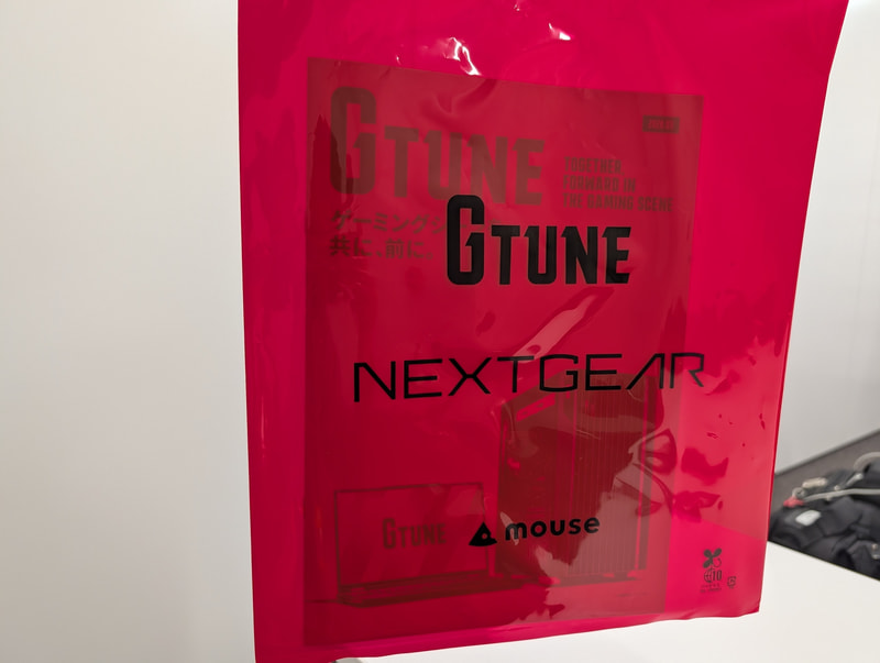 ブースで配布されていたカタログは赤色のG TUNEの袋で渡されており、会場の各所でこの「赤い袋」を見かけることになった