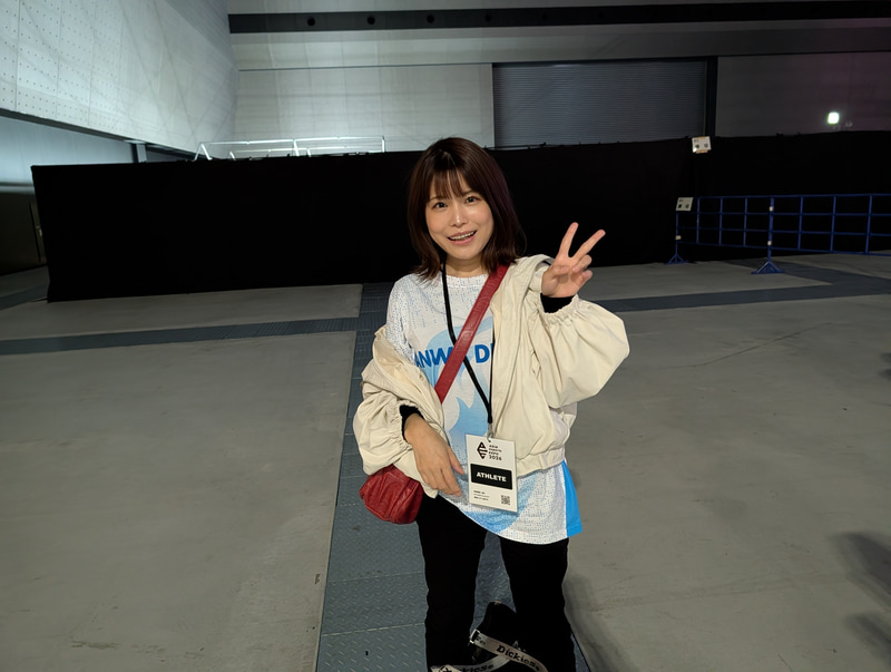 惜しくも敗れてしまったはるミー選手と話ができたので聞いてみたところ、試合についてはいいところが全然見せられなくてくやしい、次に活かして頑張りたいとコメント。ステージ上の機材についても伺うと、G TUNEでの試合はラグなどがまったくなく、あまりにスムーズに動くので、試合がしやすくて驚いたと話していた