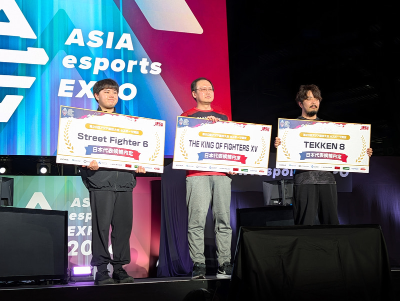 日本代表推薦のパネルを手に並ぶ日本代表の3人