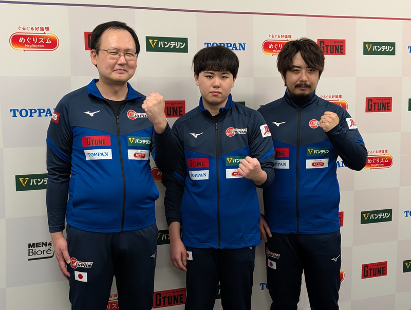 囲み取材では貰ったばかりの日本代表のユニフォームを着用して取材に臨んでくれた