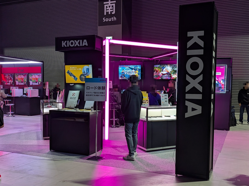 マウスコンピューターの隣にはキオクシアのブースがあり、同社SSDのロード時間などが体験できるデモが行なわれていた