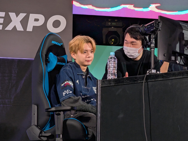 試合の合間には毎回選手に対してヒアリングが行なわれており、機材の使用感などがチェックされていた