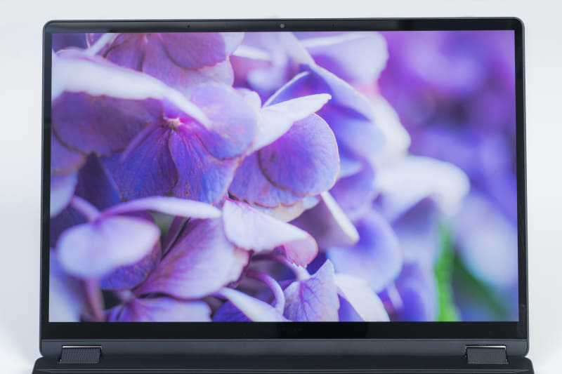 2,880×1,800ドットのOLEDタッチディスプレイ