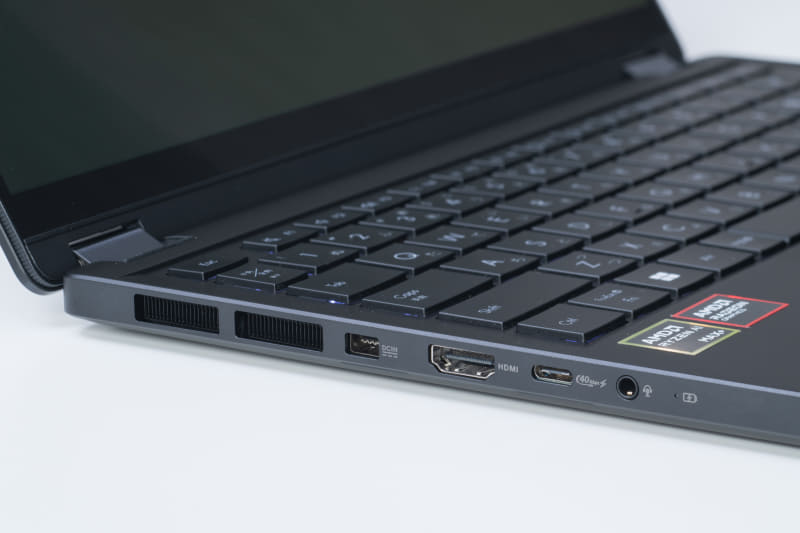 USB4ポート2基を左右に1つずつ備えており、使い勝手が良い