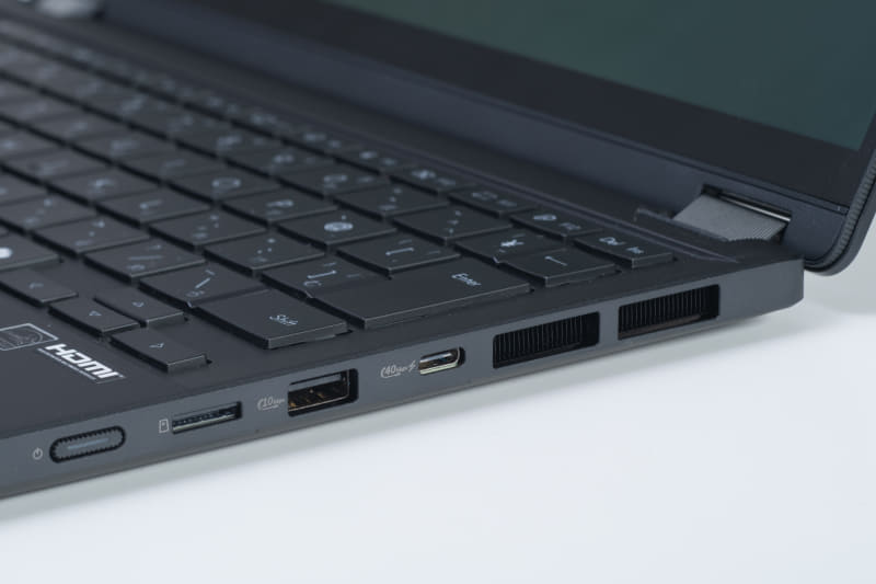 USB4ポート2基を左右に1つずつ備えており、使い勝手が良い