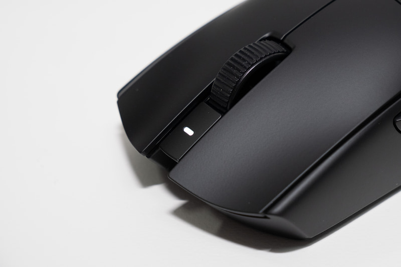 ホイールの上方にLEDインジケータを装備。色で本体の設定も分かる