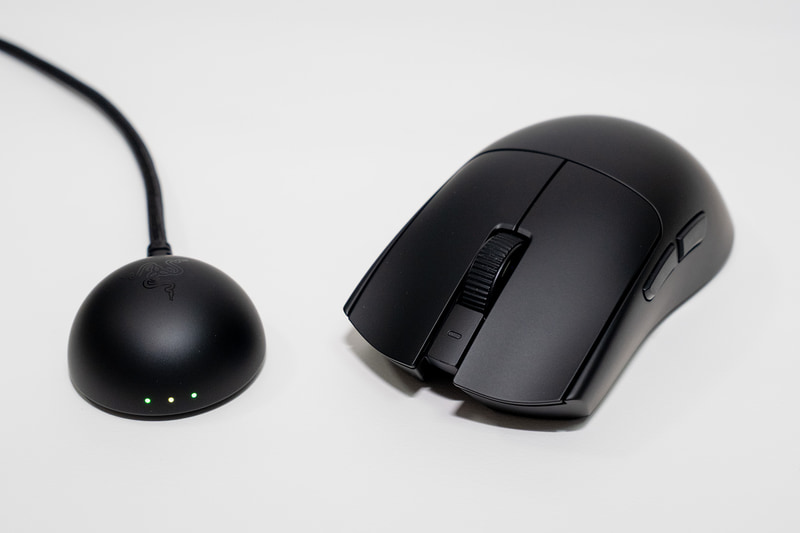 ワイヤレスドングルにも接続状態やバッテリ残量を示すLEDインジケータが備えられている