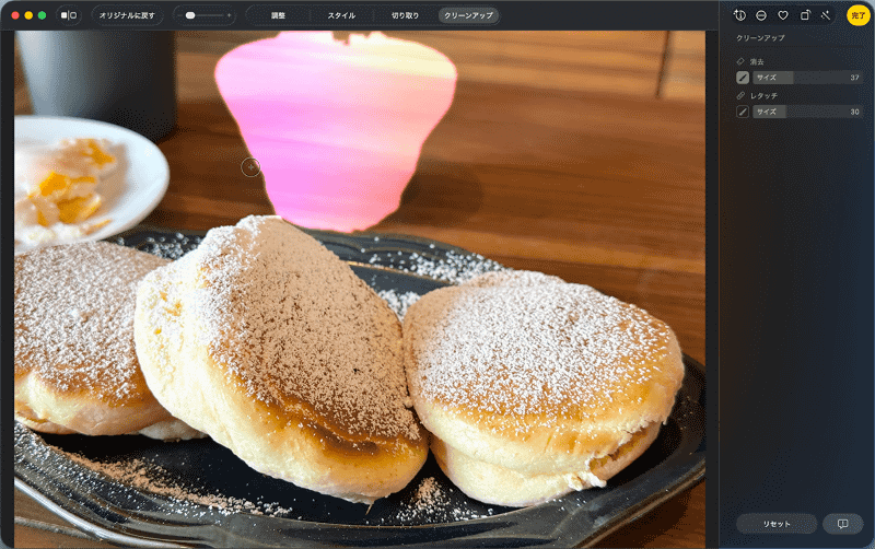 クリーンアップツール: 「写真」アプリで、写真に写り込んだ不要な被写体を自動で消去します。背景の人物や電線などを選択するだけで、周囲になじむ自然な仕上がりになります