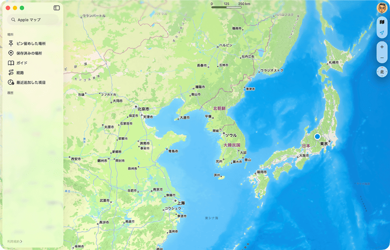 「マップ」アプリでの詳細な地球儀表示: 地球儀ビューで山岳の起伏、砂漠の地形、海底地形などを精細な3Dで表示します。従来の平面地図とは一線を画す、リアルな地球の姿が広がります