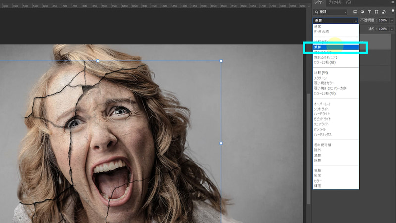 ヒビのレイヤーの描画モードを「乗算」にしてヒビを合成します