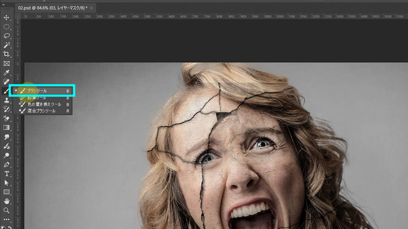 ヒビのレイヤーマスクを選んだ状態でツールバーから「ブラシツール」を選択します。そして描画色を黒にしてヒビが不要な部分を塗って消します