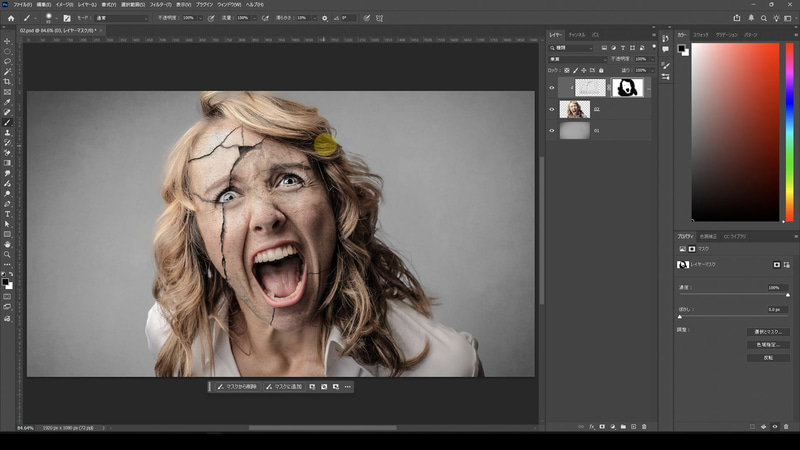 ヒビのレイヤーマスクを選んだ状態でツールバーから「ブラシツール」を選択します。そして描画色を黒にしてヒビが不要な部分を塗って消します
