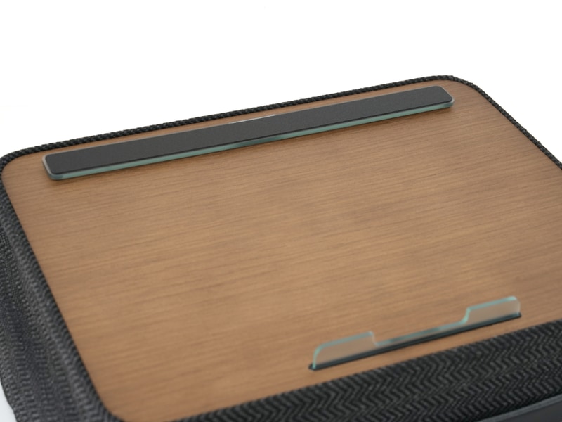 着脱式のストッパー(天板手前)とグリップバー(天板奥)