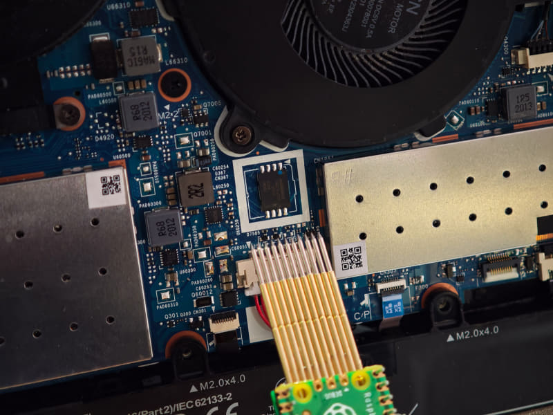 白線で囲まれている部分がdTPM、写真で見ても分かるように配線が露出しており、物理的に割り込むことは容易