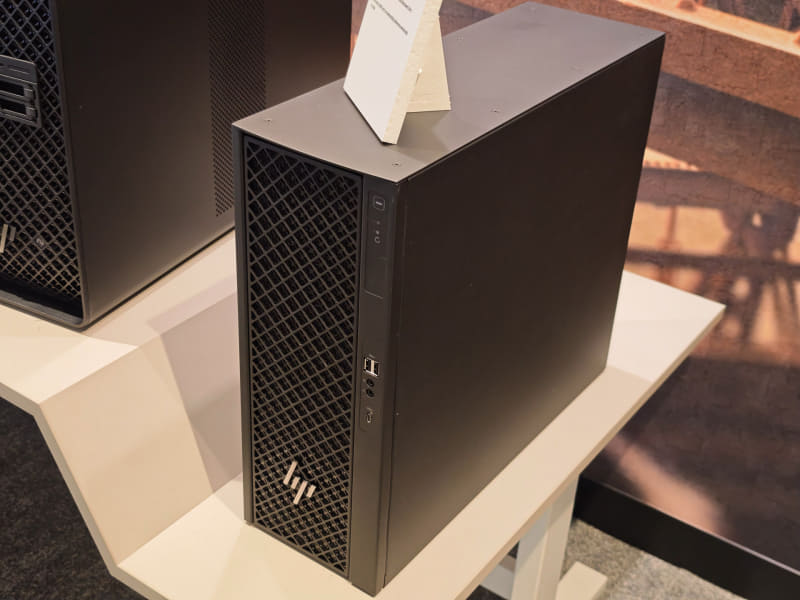 開発意向表明が行なわれたHP版DGX Stationの外装、今年後半に販売予定