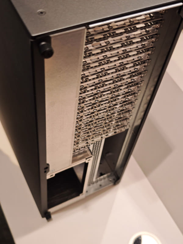 開発意向表明が行なわれたHP版DGX Stationの外装、今年後半に販売予定