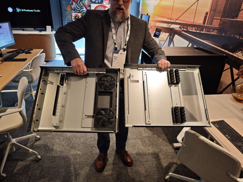 左がオプションで用意される拡張サイドパネル。GPUを冷やす追加ファンが用意されている。右は通常サイドパネル