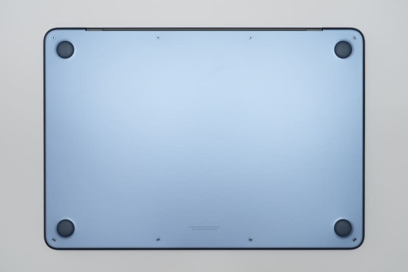 NeoはAirの2倍の8本のネジで固定