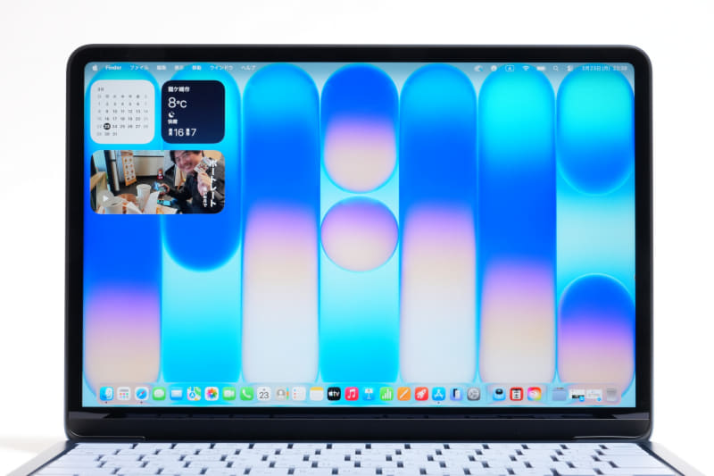 ディスプレイは13.0型IPS液晶(2,408×1,506ドット、219ppi、光沢、500cd/平方m、色域sRGB)