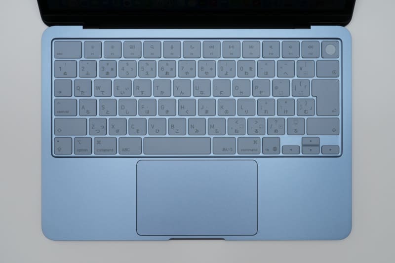 筐体カラーに合わせて、キートップのカラーも変わる