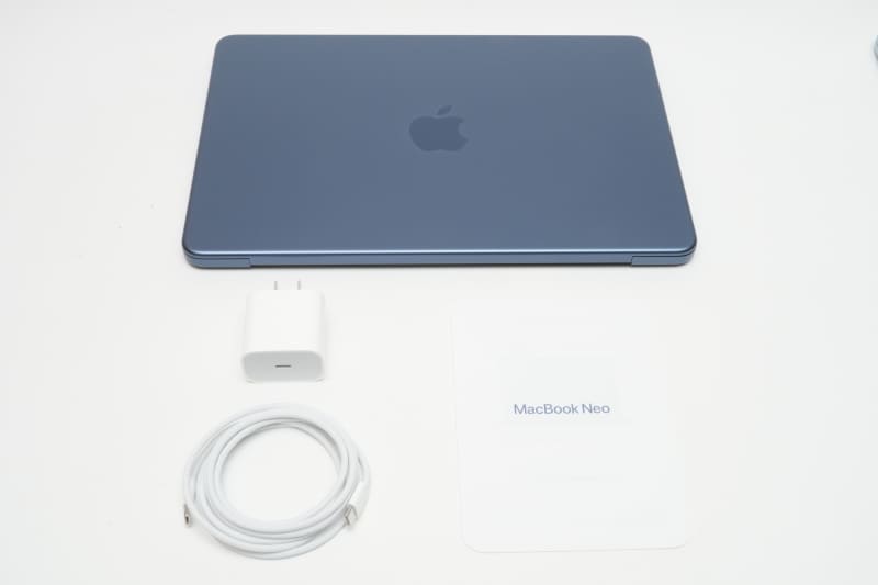 本体、20W USB-C電源アダプタ、USB-C充電ケーブル(1.5m)、説明書を同梱