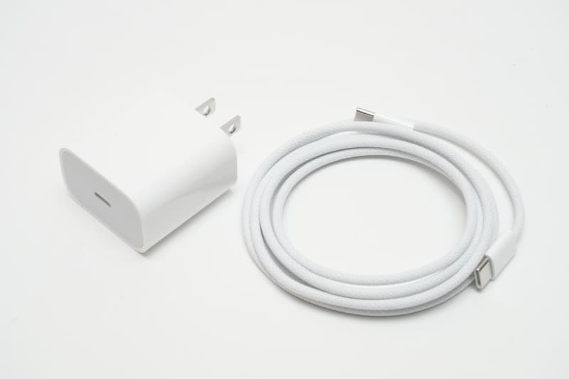 20W USB-C電源アダプタの仕様は、入力100-240V～0.5A、出力5V 3A、9V 2.22A、容量20W