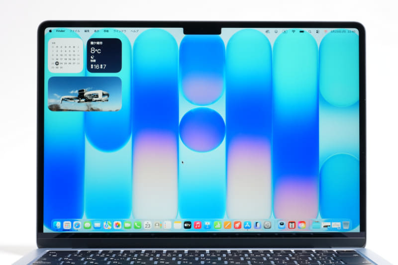 ディスプレイは13.6型IPS液晶(2,560×1,664ドット、224ppi、光沢、500cd/平方m、色域P3、True Toneテクノロジー)