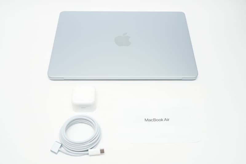 本体、40Wダイナミック電源アダプタ、USB-C - MagSafe 3ケーブル(2m)、説明書を同梱