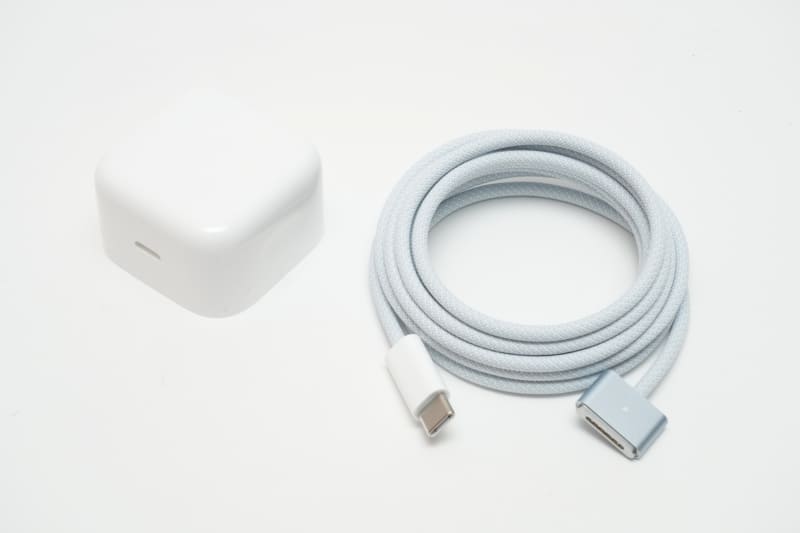 40Wダイナミック電源アダプタの仕様は、入力100-240V～1.5A、出力15-20V 2A、9-15V 2.67A、9V 3A、5V 3A、最大60W