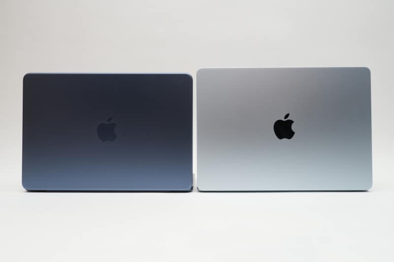 同じ「13インチ」であっても、13.0型のNeoと、13.6型のAirではフットプリントに大きな差がある