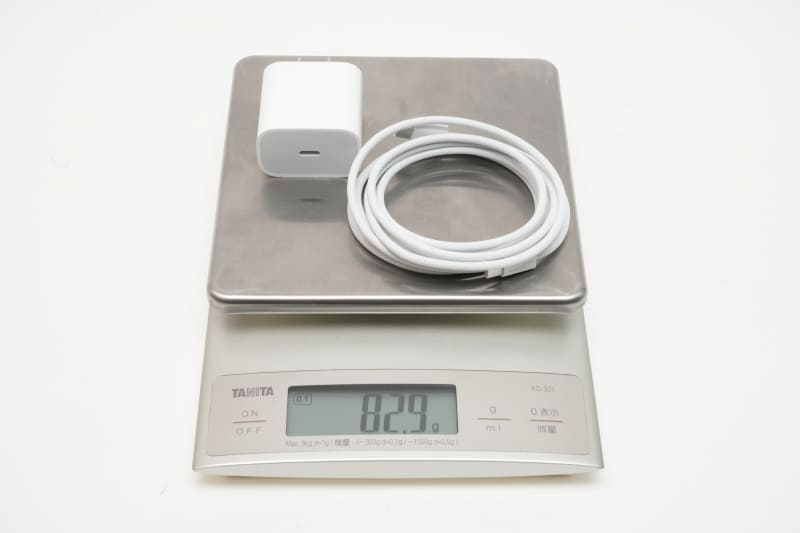 電源アダプタとケーブルの合計重量は、Neoが82.9g、Airが136.1gと、Neoの方が断然軽い