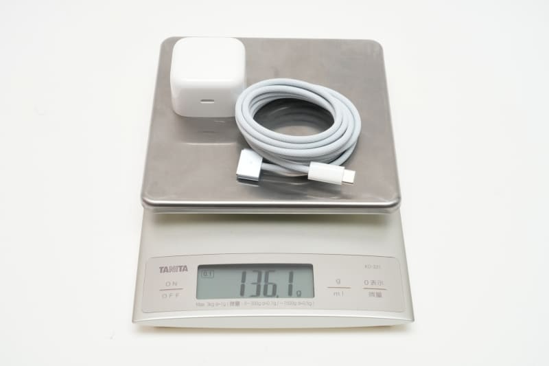 電源アダプタとケーブルの合計重量は、Neoが82.9g、Airが136.1gと、Neoの方が断然軽い