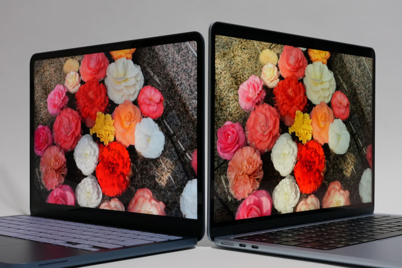 同じ写真を表示して並べてみても、発色や視野角に違いは感じられない