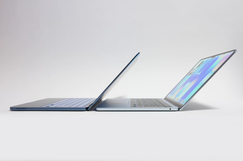 ディスプレイの最大展開角度はNeoが実測133度、Airが実測134度とわずかに異なる