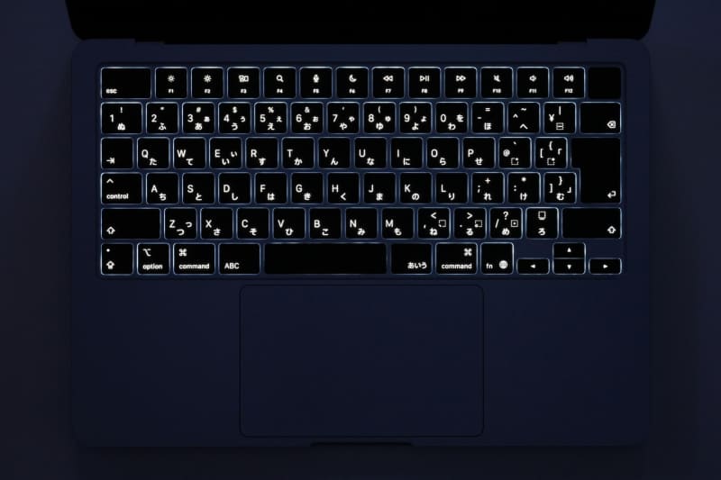 Airはほぼ無段階で調整可能なキーボードバックライトを搭載