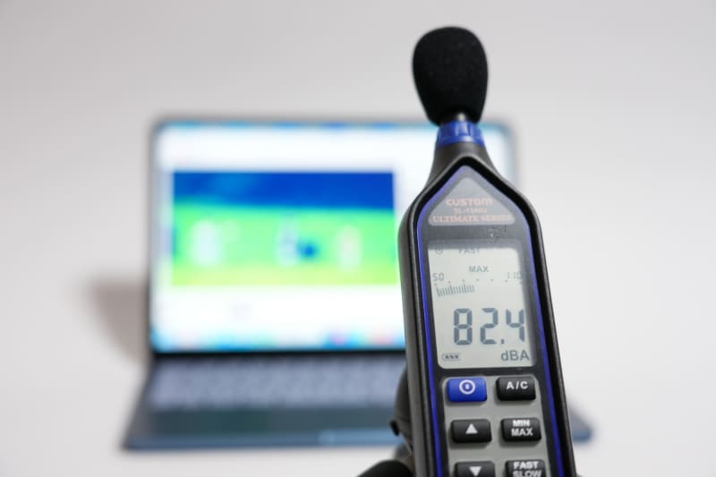 簡易騒音計で計測した音圧は、Neoが82.4dBA、Airが79.9dBA。音量はNeoの方が大きいが、Airの方が臨場感は上だ